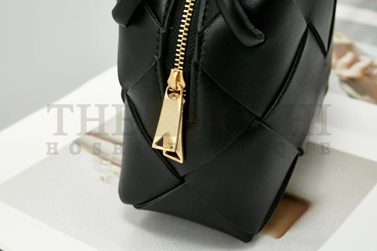 B0tt*ga Ven*ta Mini Cassette Camera Bag In Black Lambskin Master Quality