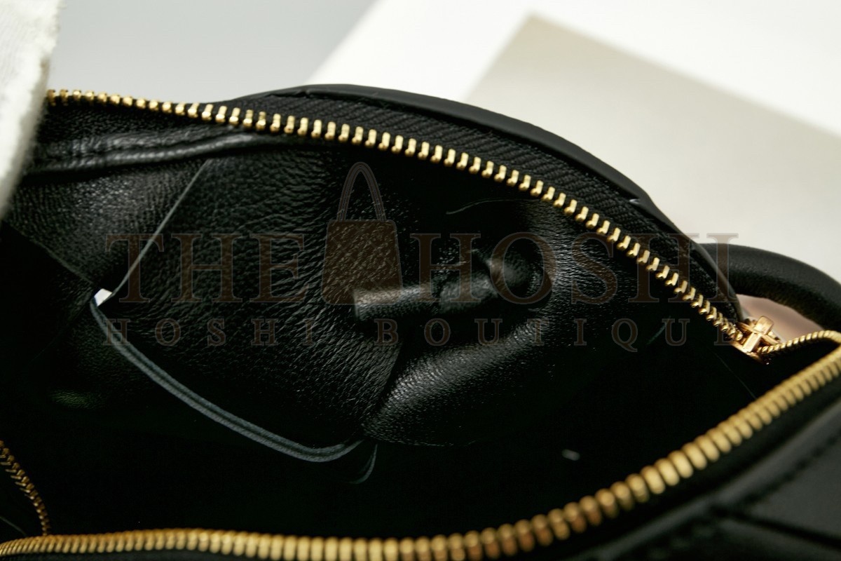 B0tt*ga Ven*ta Mini Cassette Camera Bag In Black Lambskin Master Quality