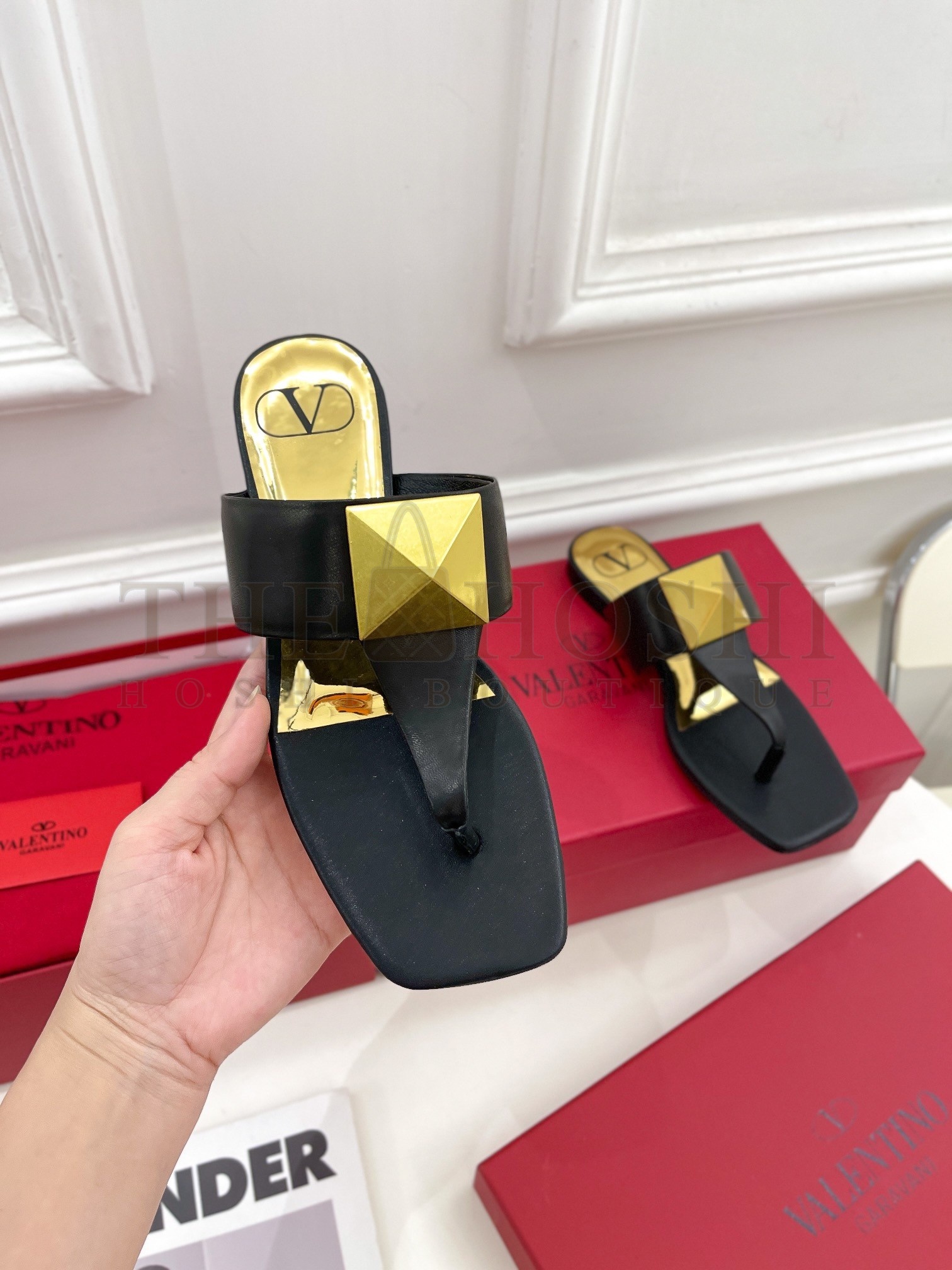 Va1e*ntin0 One Stud Flat Thong Sandals In Black Calfskin Master Quality