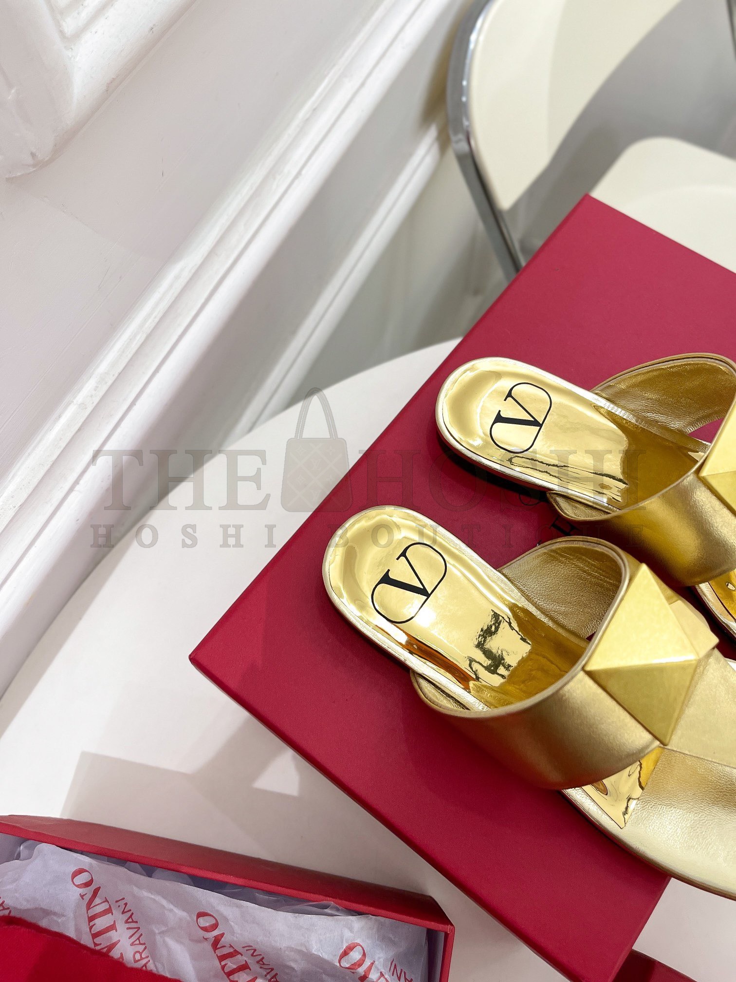 Va1e*ntin0 One Stud Flat Thong Sandals In Gold Metallic Leather Master Quality