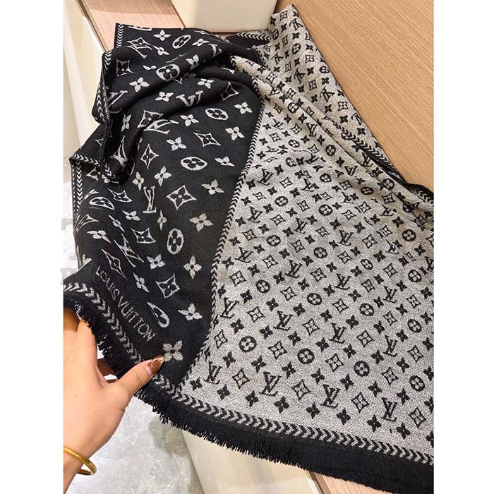 L0vis Vvtt0n LV Unisex Simply LV Scarf Black Fringed Finish Contrasting Monogram Motif Master Quality