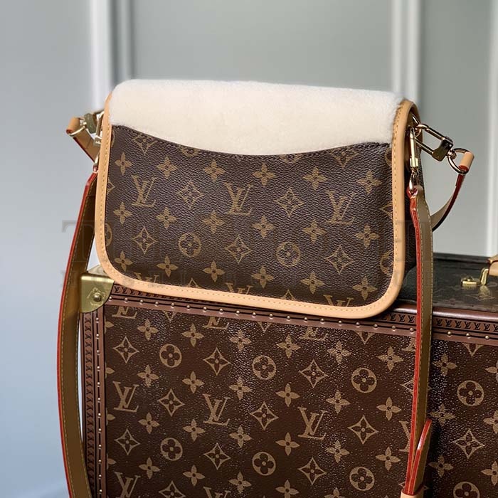 L0vis Vvtt0n LV Women Diane Handbag Beige Brown Monogram Coated Canvas Shearling Master Quality