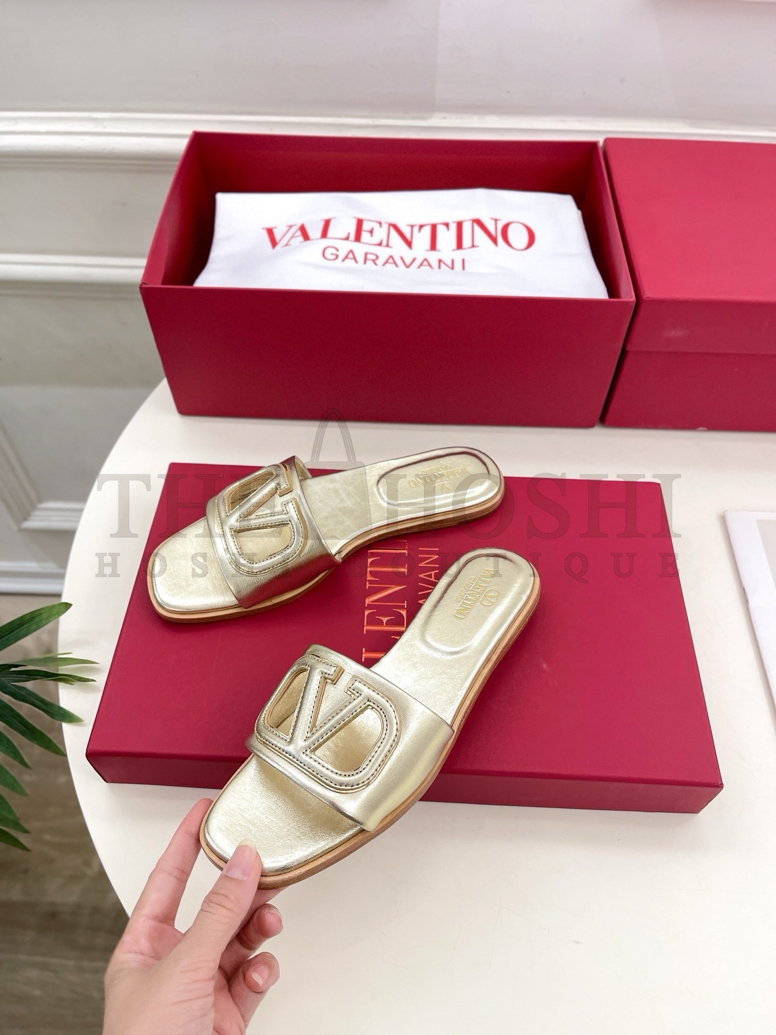 Va1e*ntin0 VLogo Cut-out Slide Sandals in Gold Metallic Leather Master Quality
