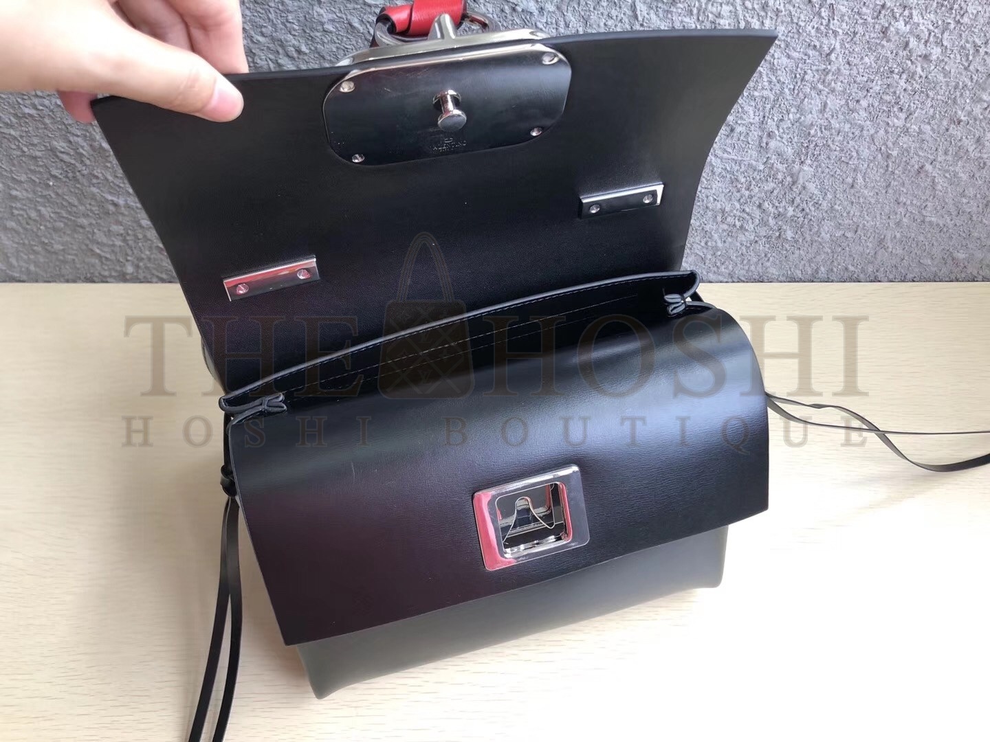 Va1e*ntin0 Small Love Vring Shoulder Black Bag Master Quality