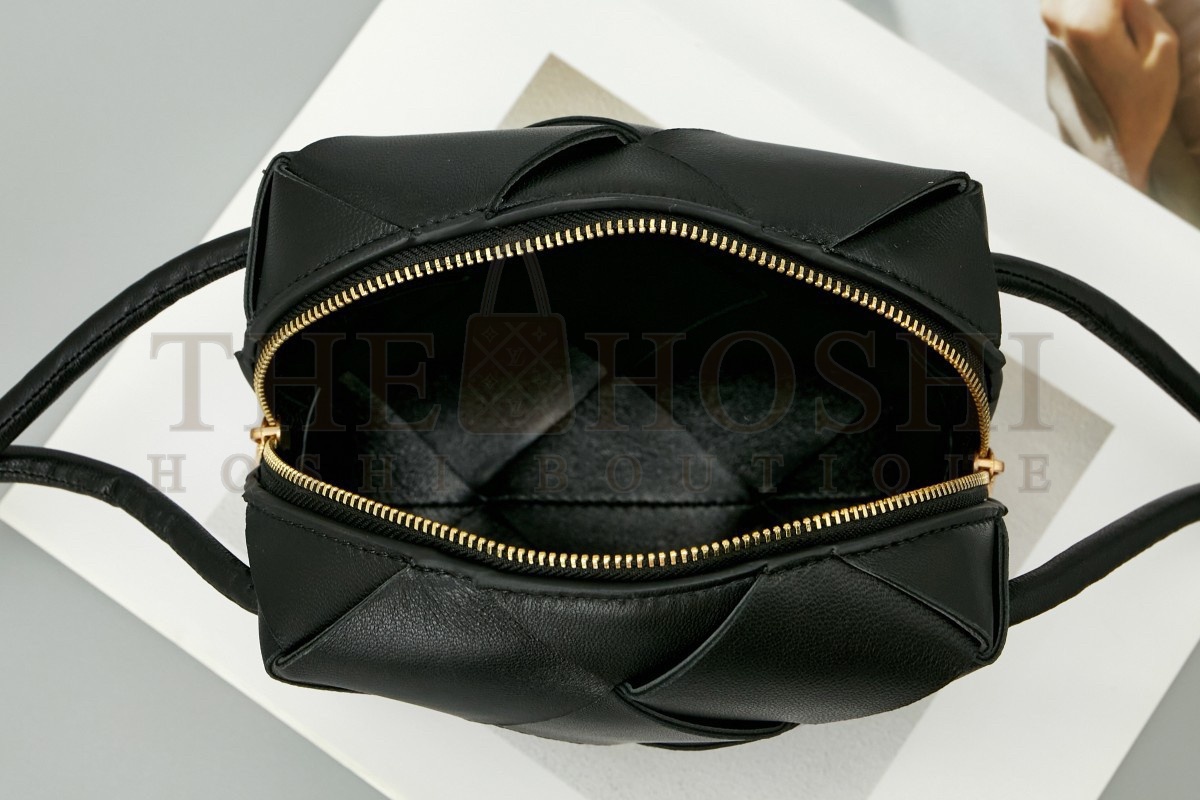 B0tt*ga Ven*ta Mini Cassette Camera Bag In Black Lambskin Master Quality