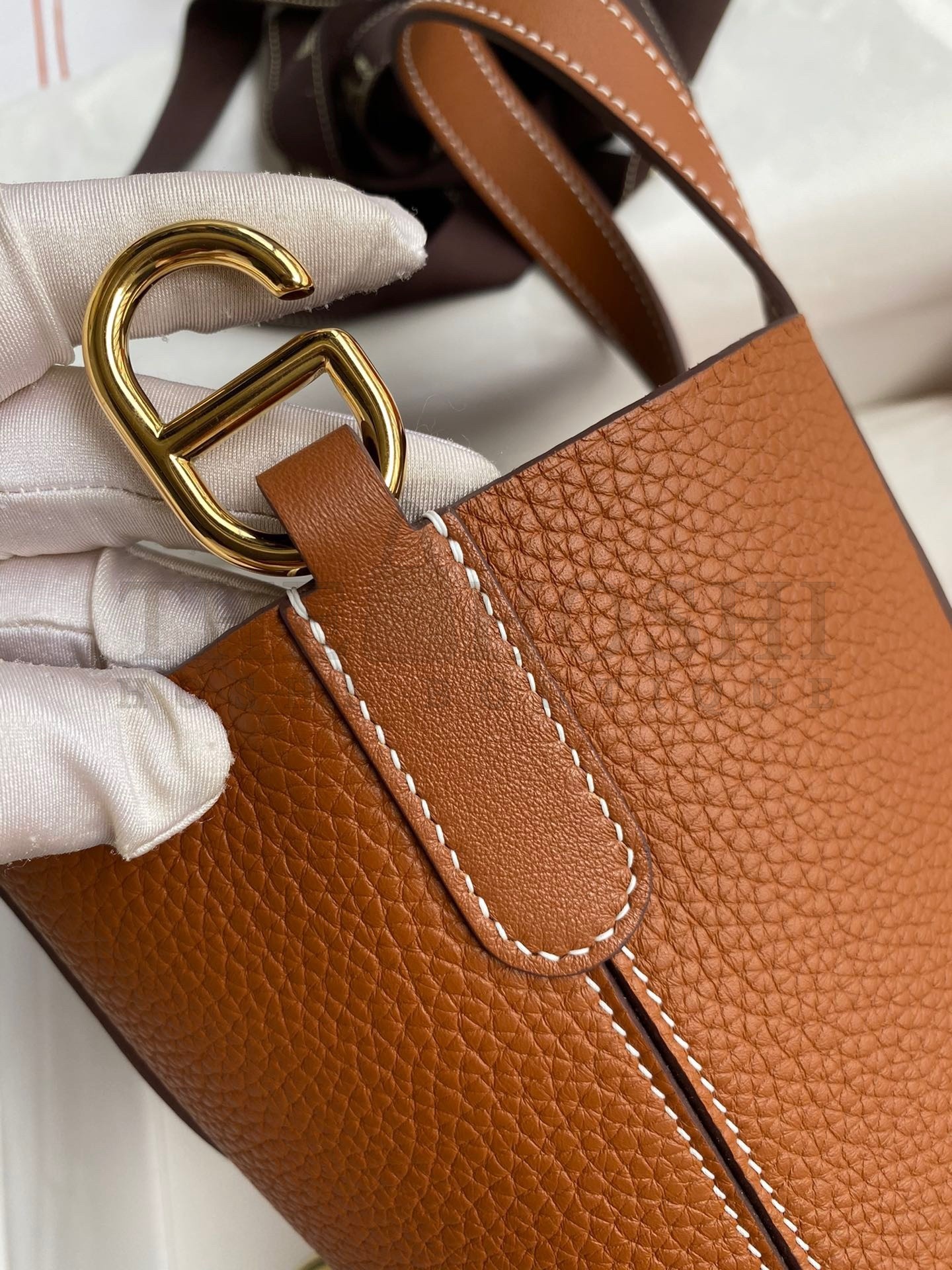 H**me5 In The Loop 18 Handmade Bag in Gold Clemence Leather Master Quality