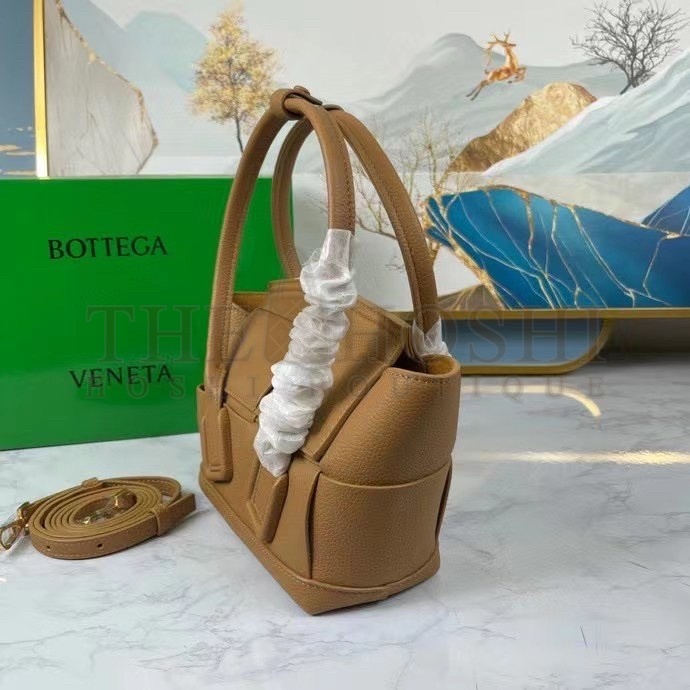 B0tt*ga Ven*ta Mini Arco Bag In Caramel Intrecciato Leather Master Quality