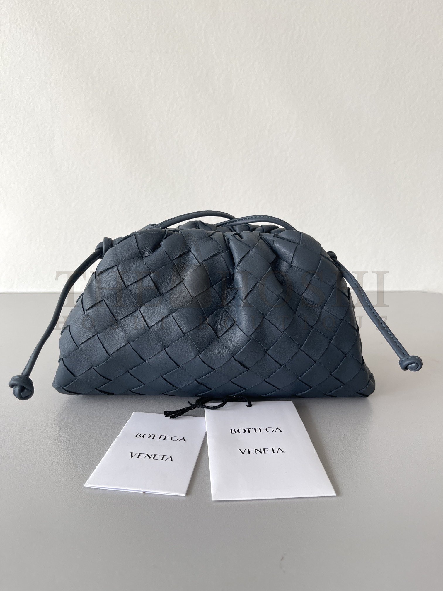 B0tt*ga Ven*ta BV The Pouch Intrecciato Mini Bag In Blue REAL LEATHER SIZE:22*12*7CM Master Quality