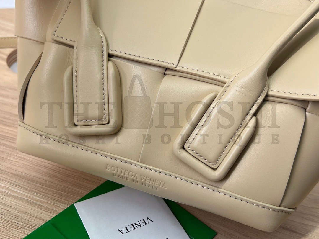 B0tt*ga Ven*ta Arco Mini Bag In Beige Intrecciato Calfskin Master Quality
