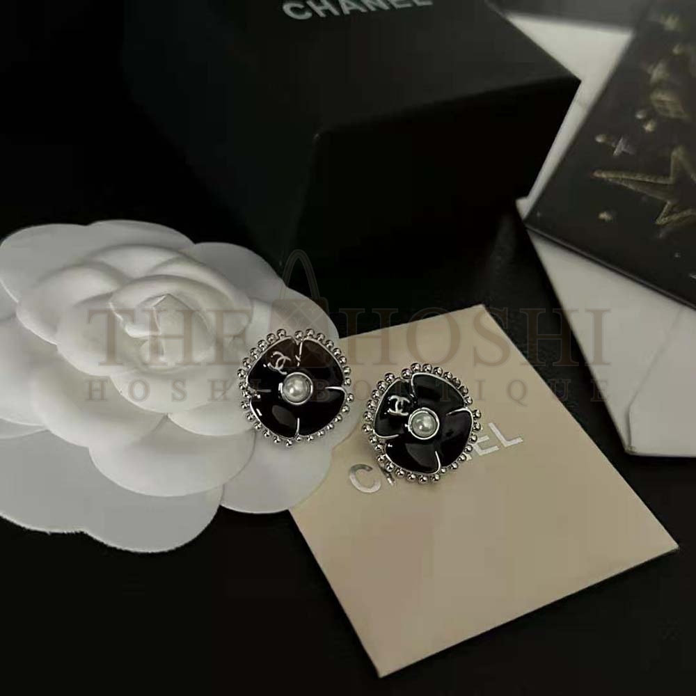 Ch**el Women Clip-on Stud Earrings in Metal and Glass Pearls Master Quality