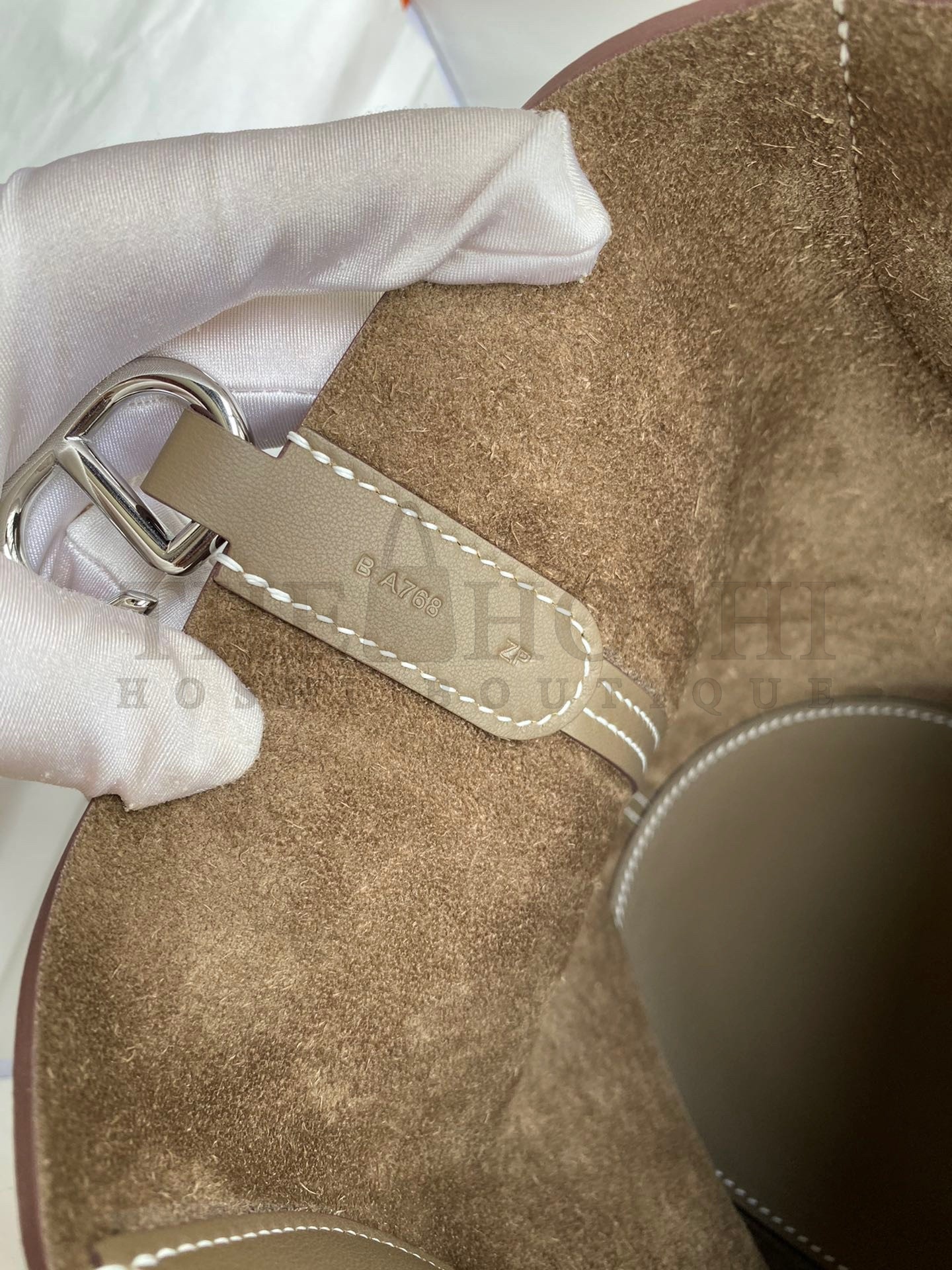 H**me5 In The Loop 18 Handmade Bag in Taupe Clemence Leatherther Master Quality