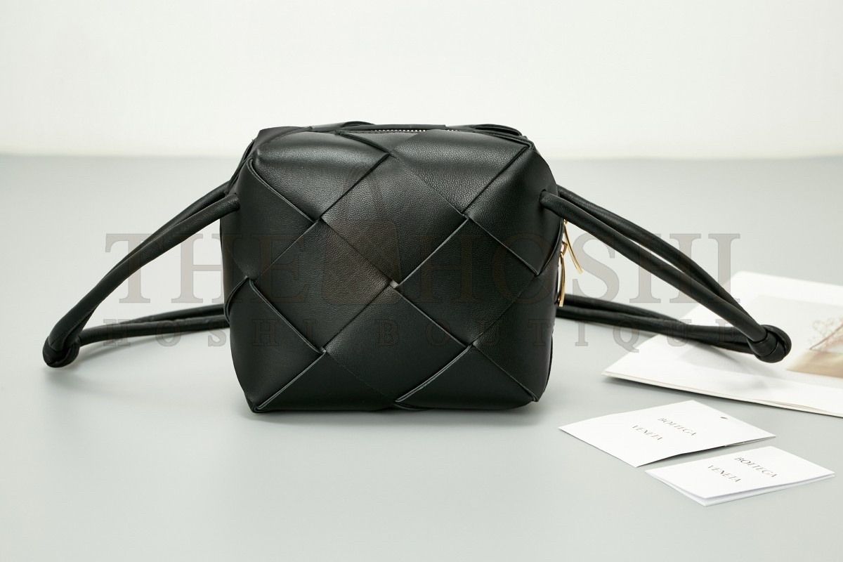 B0tt*ga Ven*ta Mini Cassette Camera Bag In Black Lambskin Master Quality