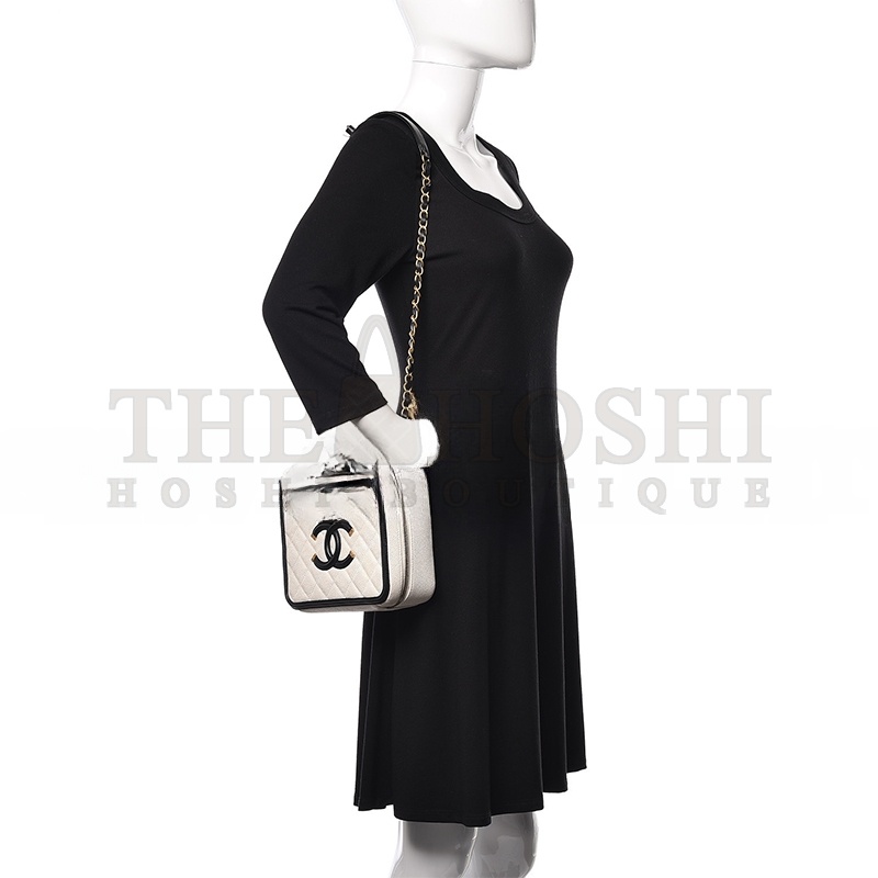 Ch**el CAVIAR QUILTED MEDIUM CC FILIGREE VANITY CASE WHITE BLACK (20*15*8cm) Master Quality